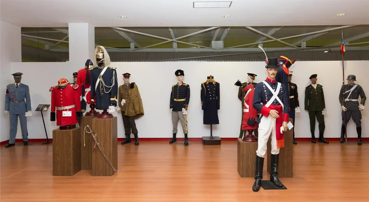 Uniformes extranjeros de la primera planta de la Sala histórica