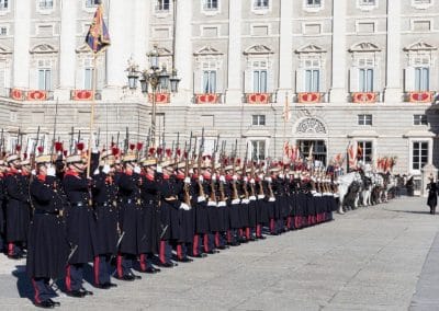 La bandera de la Guardia Real se incorpora a la formación