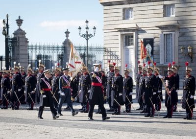 Su Majestad el Rey pasa revista a la agrupación de honores de la Guardia Real