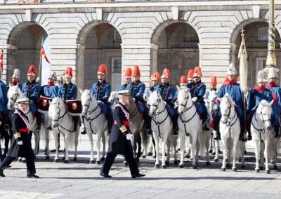 El escuadrón de Escolta Real rinde honores a don Felipe