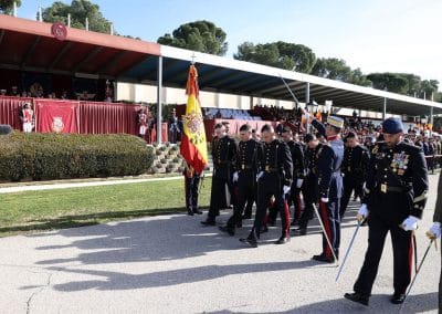 Los jurandos pasan de a tres bajo la bandera. Foto Casa Real. Foto Casa de S. M. el Rey