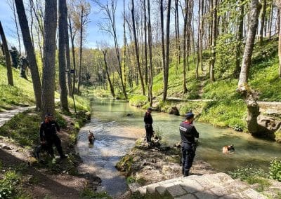 Algunos componentes de la Sección de Guías disfrutan del nacimiento del río Ebro durante una de las actividades programadas