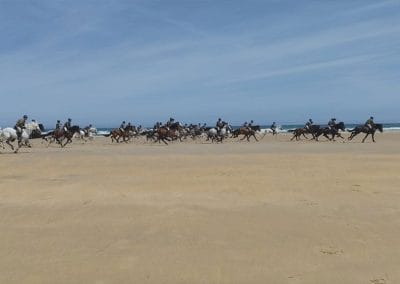 El Escuadrón de Escolta Real simula una carga de caballería en la playa de Oyambre, cerca de Comillas
