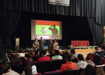 Los componentes del equipo de información imparten una charla divulgativa a los alumnos de un centro escolar en Reinosa