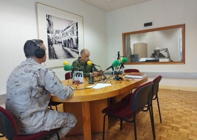 Dos componentes del Grupo de Apoyo atienden a un medio de comunicación