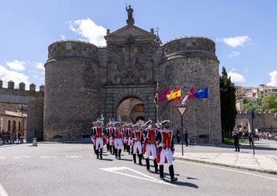 La Compañía de Alabarderos iniciando su participación en el desfile