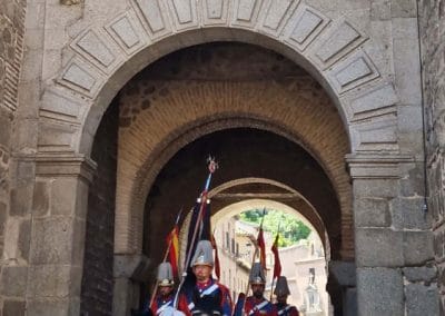Jinetes del Escuadrón de Escolta Real en la puerta de Bisagra