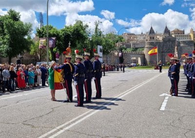 La delegada del Gobierno jurando la bandera de España de la Guardia Real