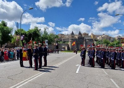 El alcalde de Toledo jurando la bandera de España de la Guardia Real
