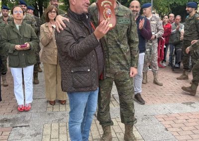 El coronel jefe de la Guardia Real junto al alcalde de Mora