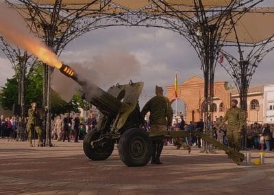 Salva de artillería en el acto militar de Sonseca