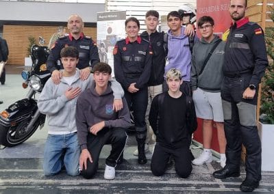 Instantánea de algunos de los jóvenes visitantes al stand de la unidad