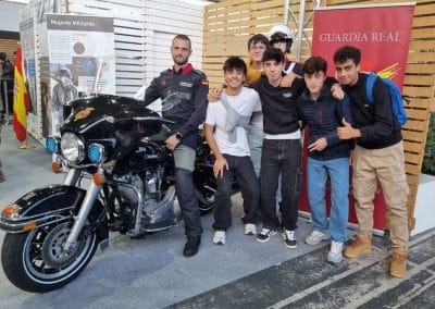 Algunos de los jóvenes posan junto a uno de nuestros motoristas