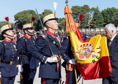 Instantánea de un jurando besando la bandera de España