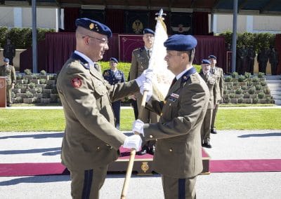 El capitán jefe interino entrega el guion de la Unidad de Música al teniente coronel Lizana