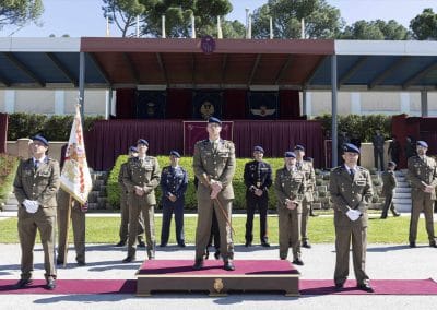 El capitán jefe interino entrega el guion de la Unidad de Música al teniente coronel Lizana
