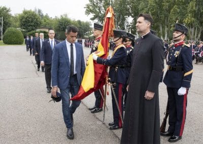 Los veteranos de la Guardia Real vuelven a besar su bandera
