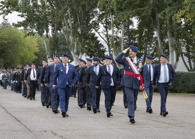 Los veteranos de la Guardia Real desfilan ante la tribuna 25 años después