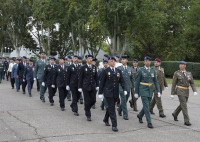 Los veteranos de la Guardia Real desfilan ante la tribuna 25 años después