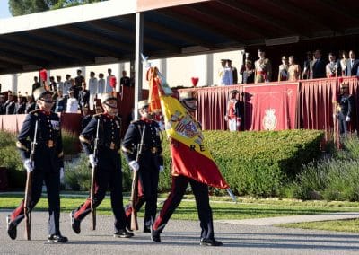 La bandera y las unidades se dislocan para el desfile