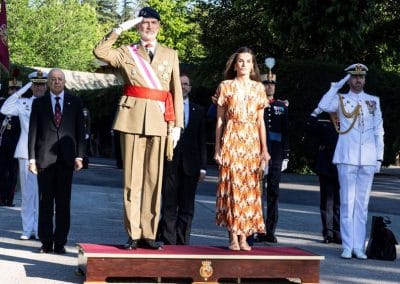 Los reyes reciben los honores de ordenanza a su llegada al cuartel de El Rey