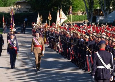 Su Majestad el Rey pasa revista a la agrupación de honores de la Guardia Real