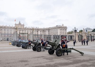 La Sección de Honores de la Batería Real dispara una salva de cañón mientras la princesa de Asturias jura la Constitución en el Congreso de los Diputados