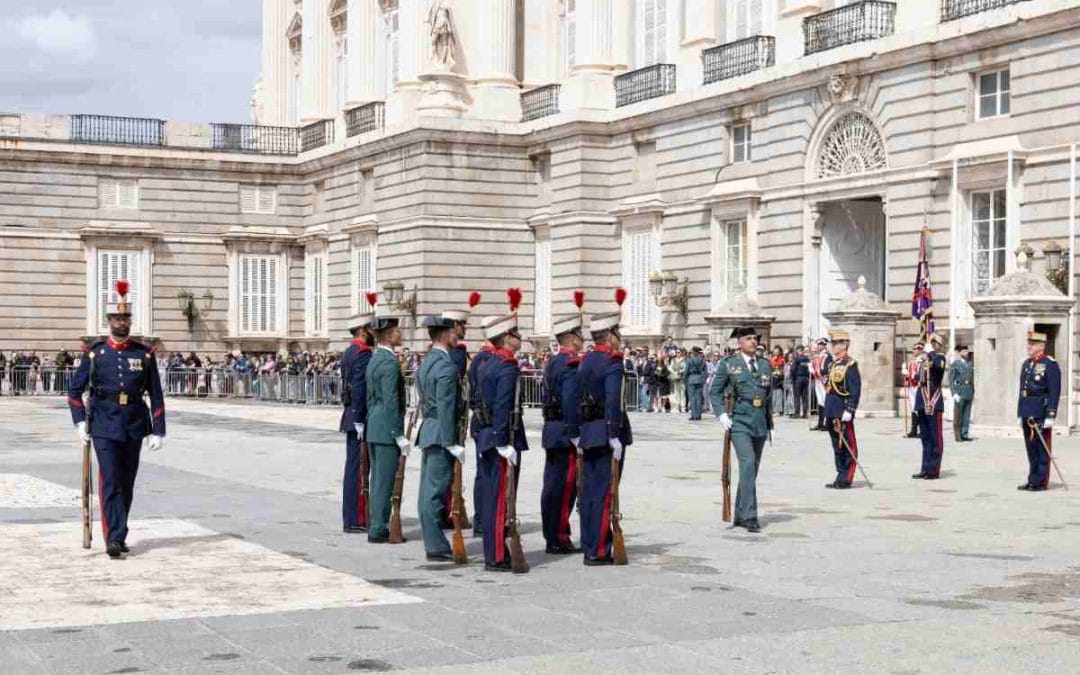Relevo solemne entre la Guardia Real y la Guardia Civil en el Palacio Real