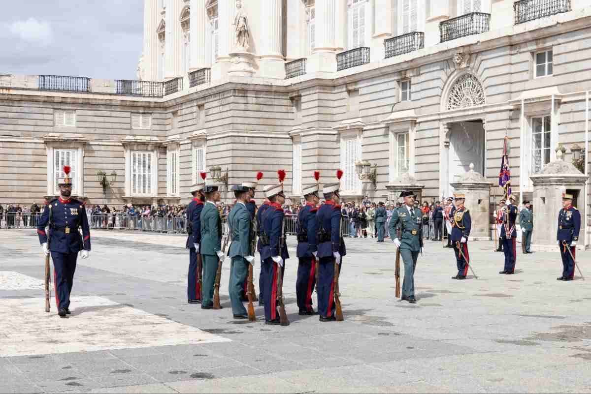 relevo solemne guardia real con guardia civil relevo guardia real con guardia civil