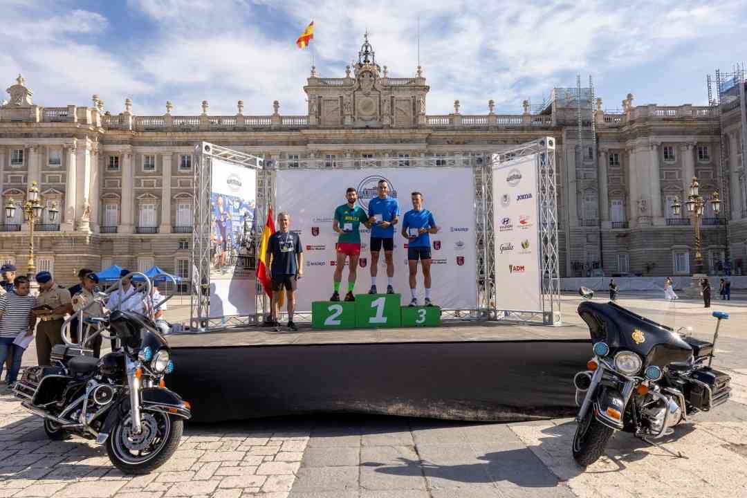 Los tres primeros clasificados militares posan con el coronel jefe de la Guardia Real