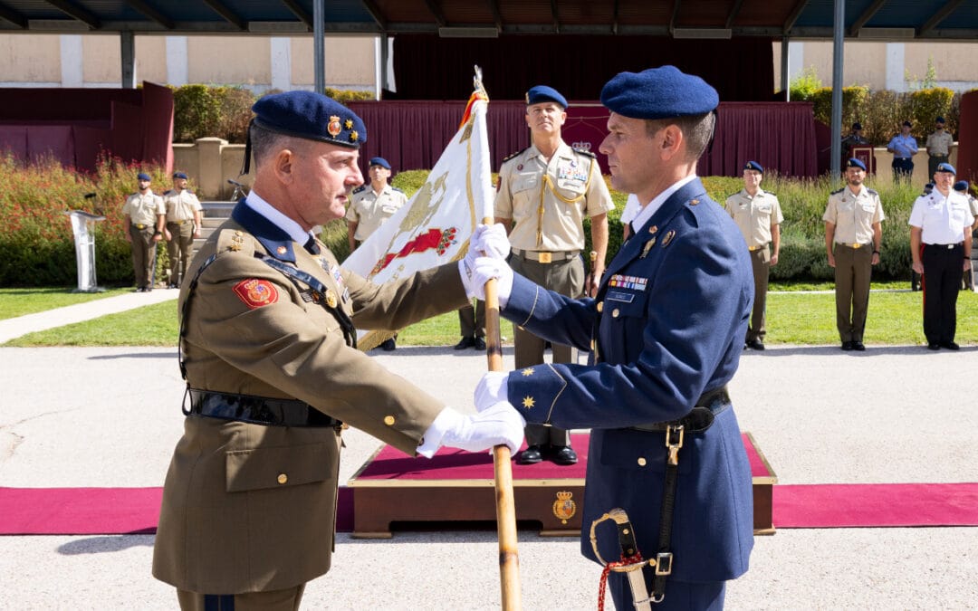 El teniente coronel David Blanco recibe el guion del Grupo de Logística.