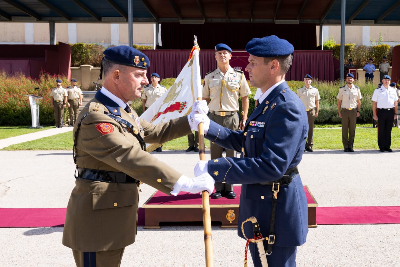 El teniente coronel David Blanco recibe el guion del Grupo de Logística.
