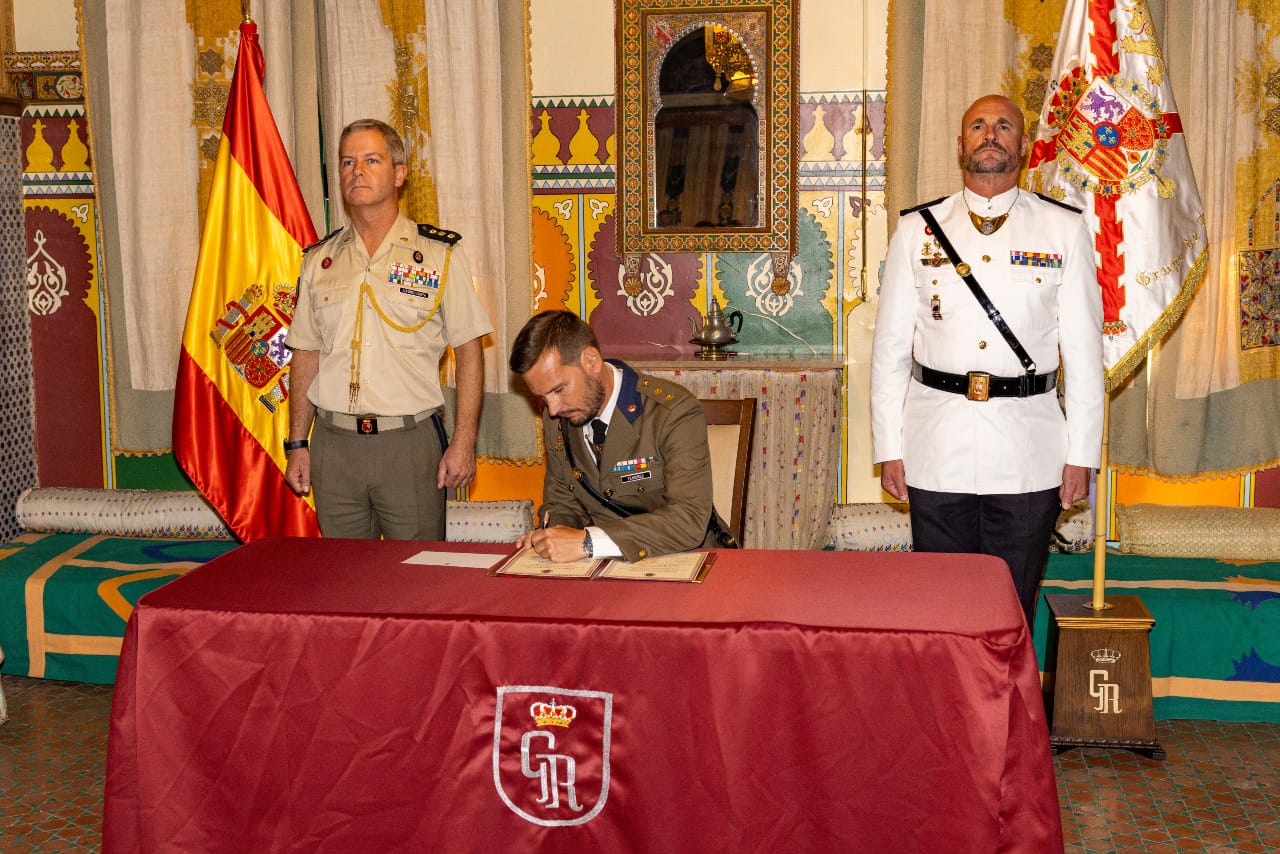 3.El teniente coronel Pablo Francisco firma la cédula de toma de mando del Grupo de Honores.