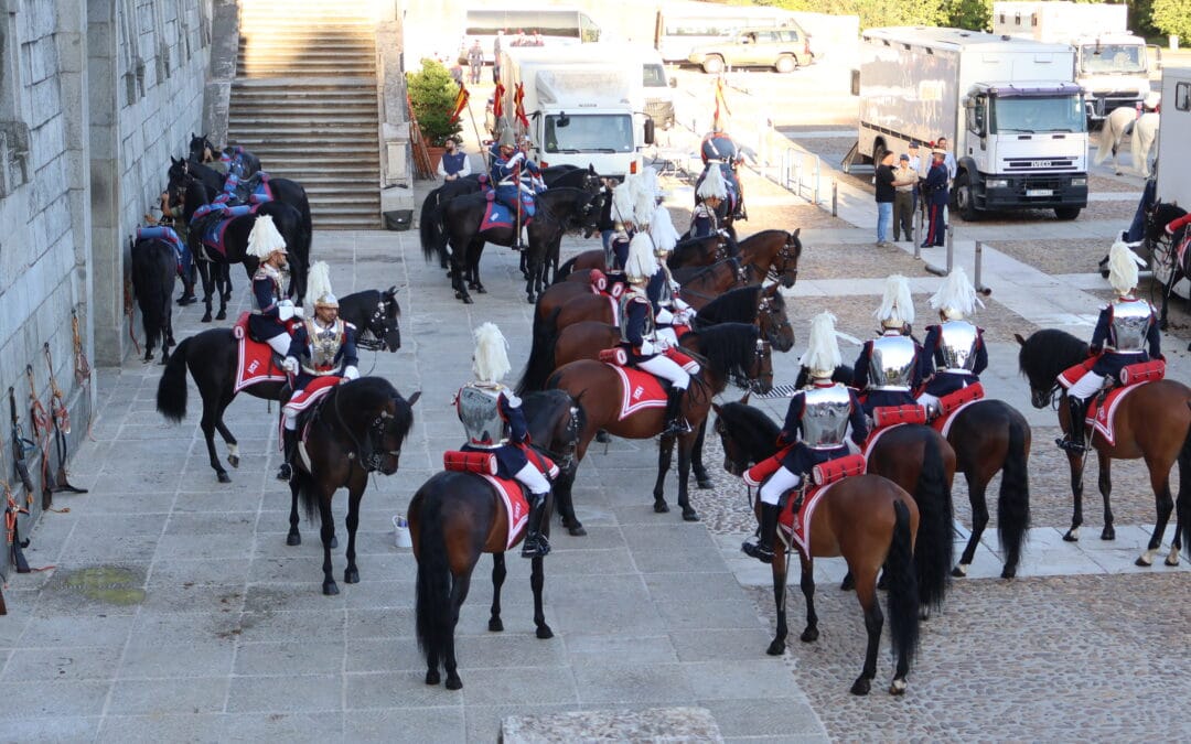 Guardias reales a caballo reunidos en un patio, con coraceros y lanceros del Escuadrón de Escolta Real.