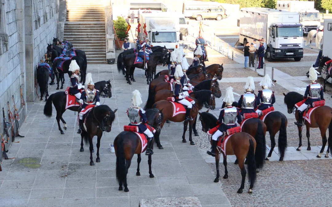 Guardias reales a caballo reunidos en un patio, con coraceros y lanceros del Escuadrón de Escolta Real.