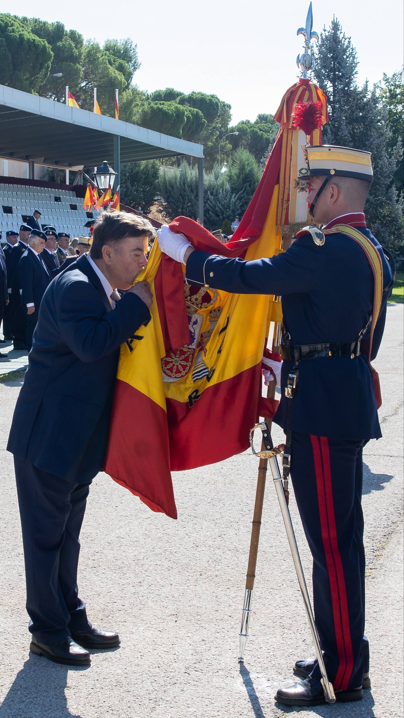 Un veterano guardia real renueva su juramento con la bandera nacional