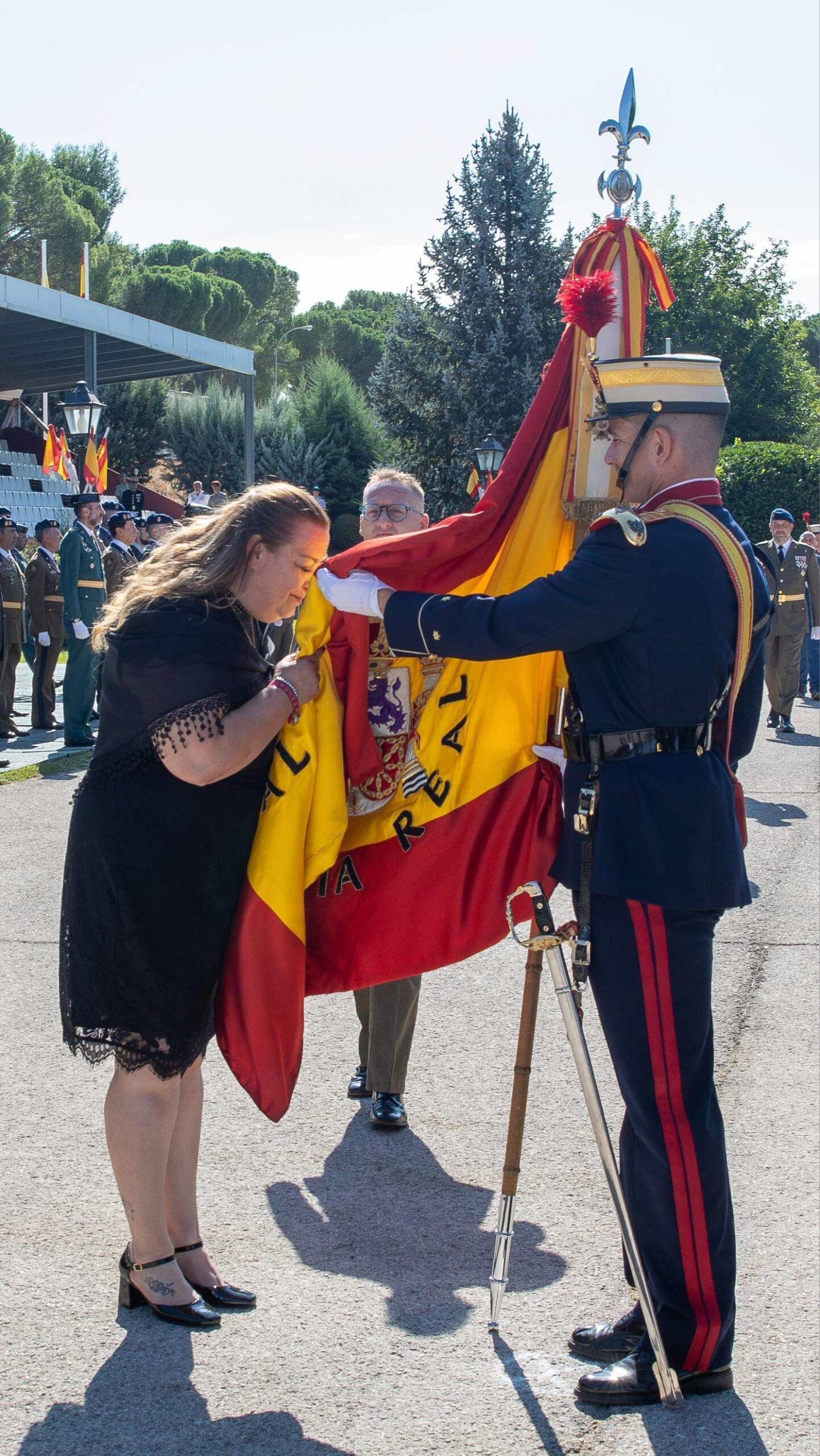 Una ex guardia real besa la bandera de la unidad